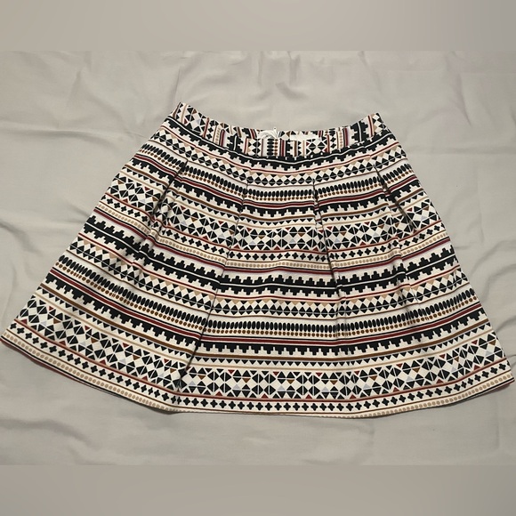 H&M Dresses & Skirts - H&M Pleated Mini Skirt with Geometric Design - Size 10